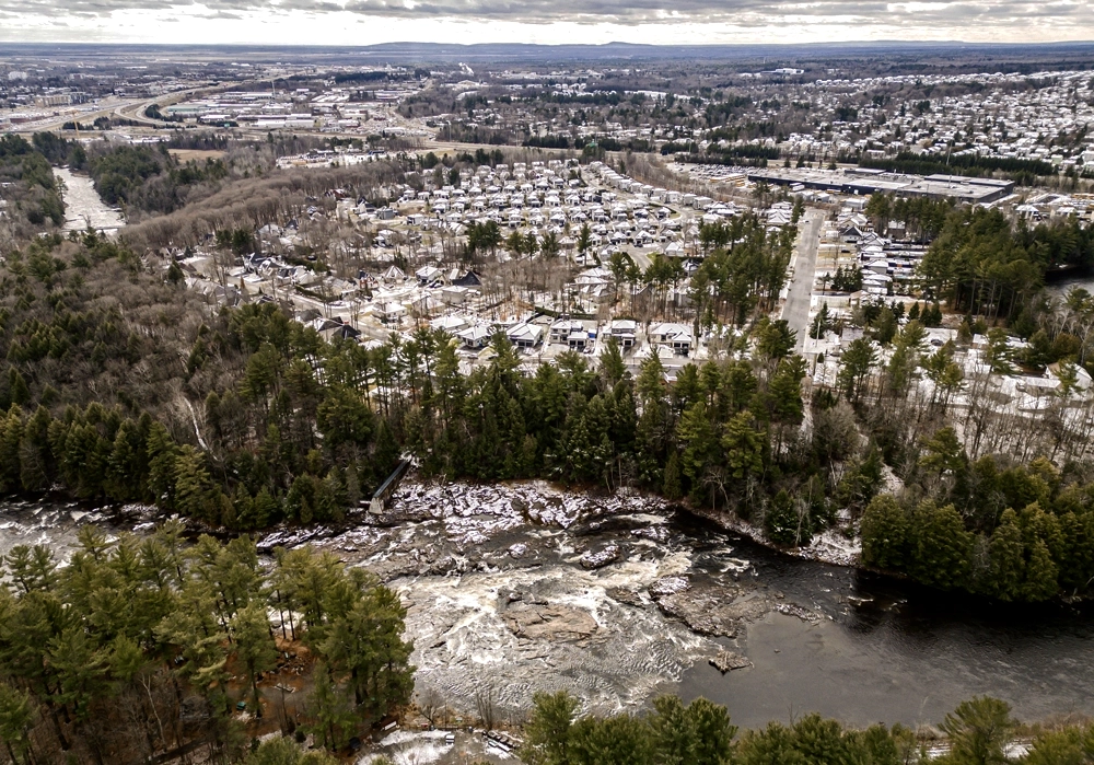 Janice & co - Ville avec rivière